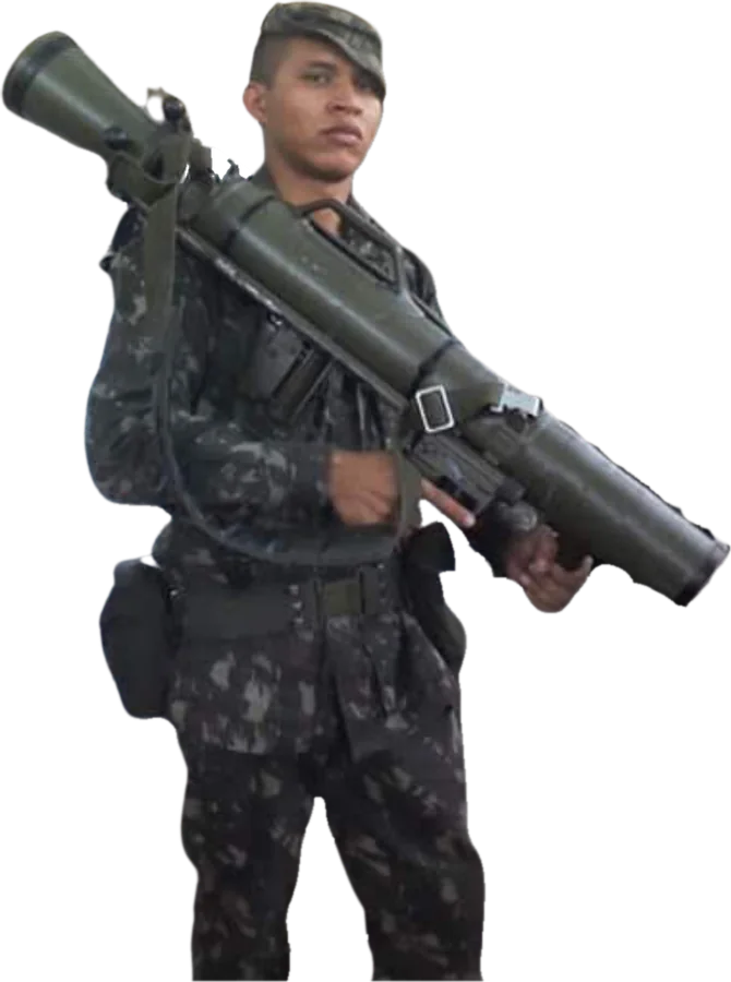 Gilmar N. Freitas fardado, com um lançador de foguetes no ombro, durante o serviço militar